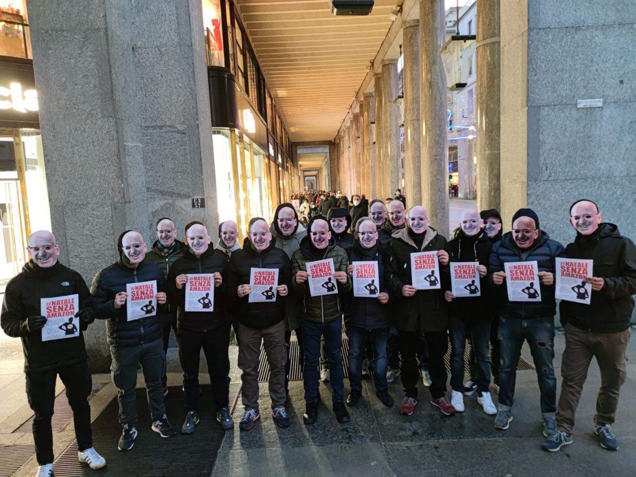 Nuovo blitz delle Mascherine Tricolori contro Amazon LE FOTO