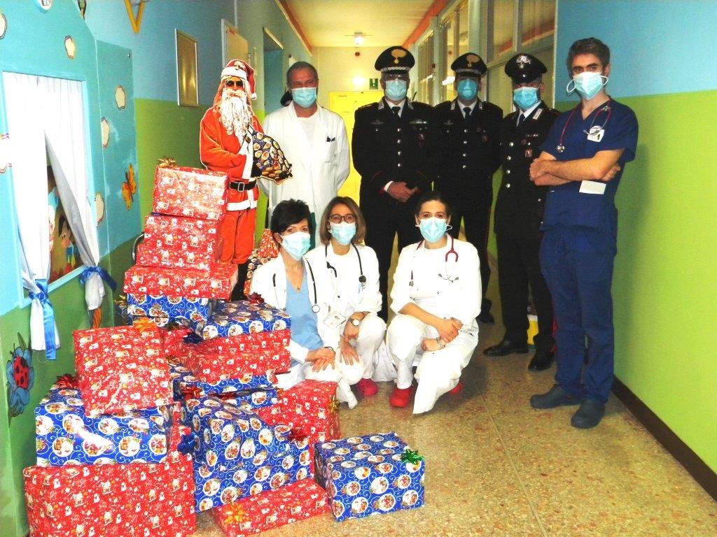 Babbo Natale dei carabinieri porta doni ai bimbi in ospedale
