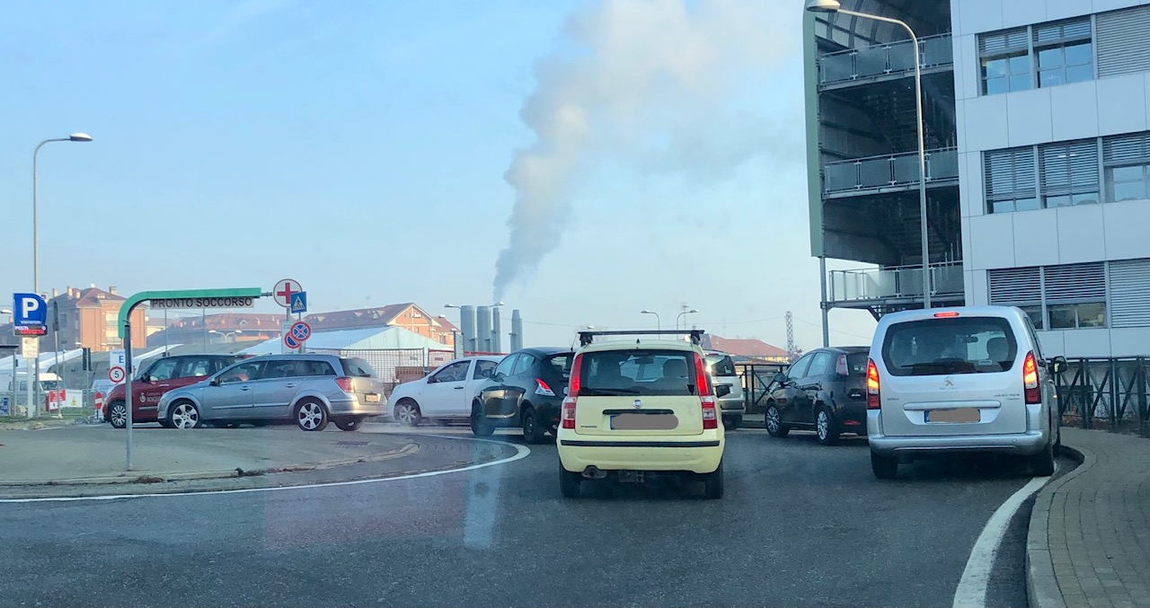 Parcheggio selvaggio nella rotonda dell’ospedale di Chivasso