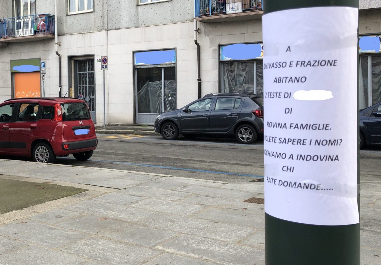 Cartelli choc in centro a Chivasso: caccia ai “rovinafamiglie”