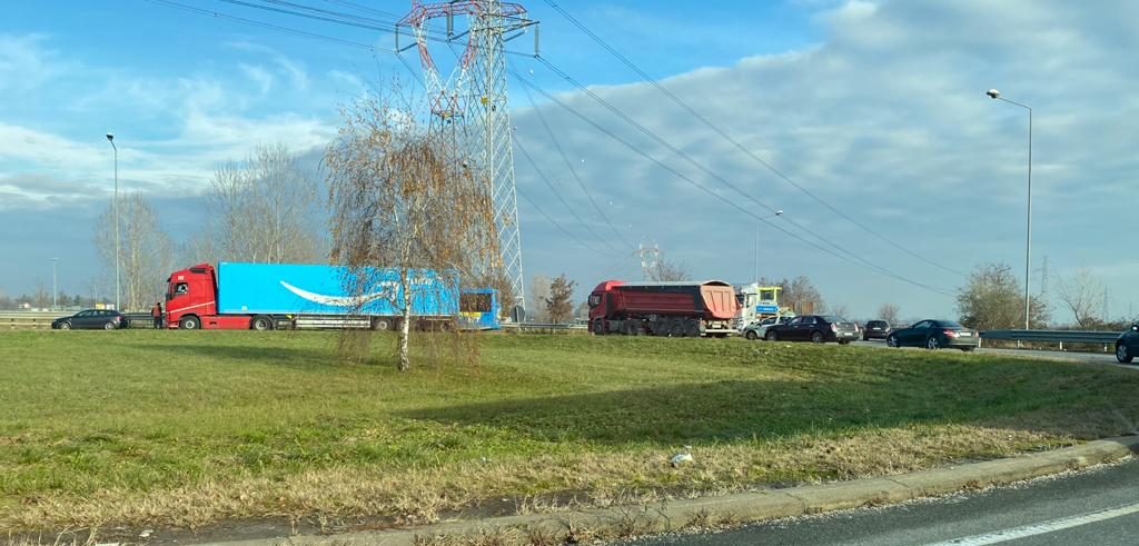 Scontro camion contro auto alla rotonda di Torrazza