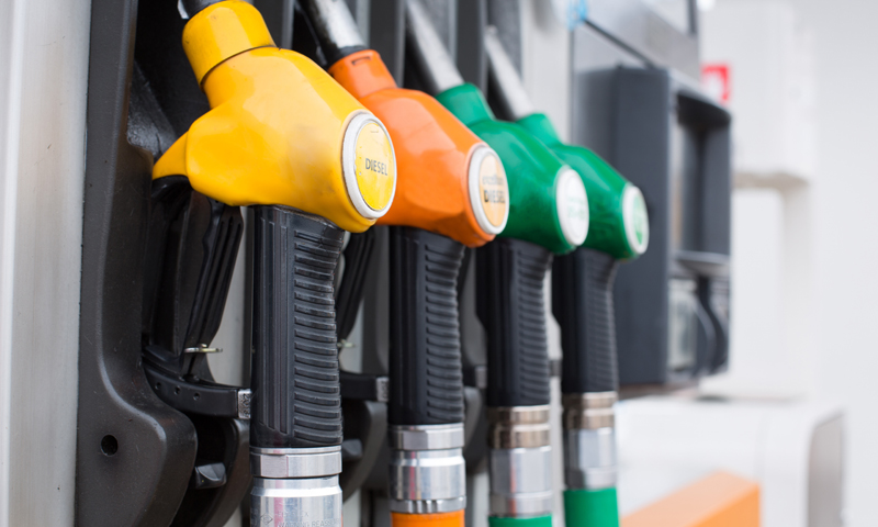 Caro benzina, 50 litri costano 16 euro in più rispetto all’anno scorso
