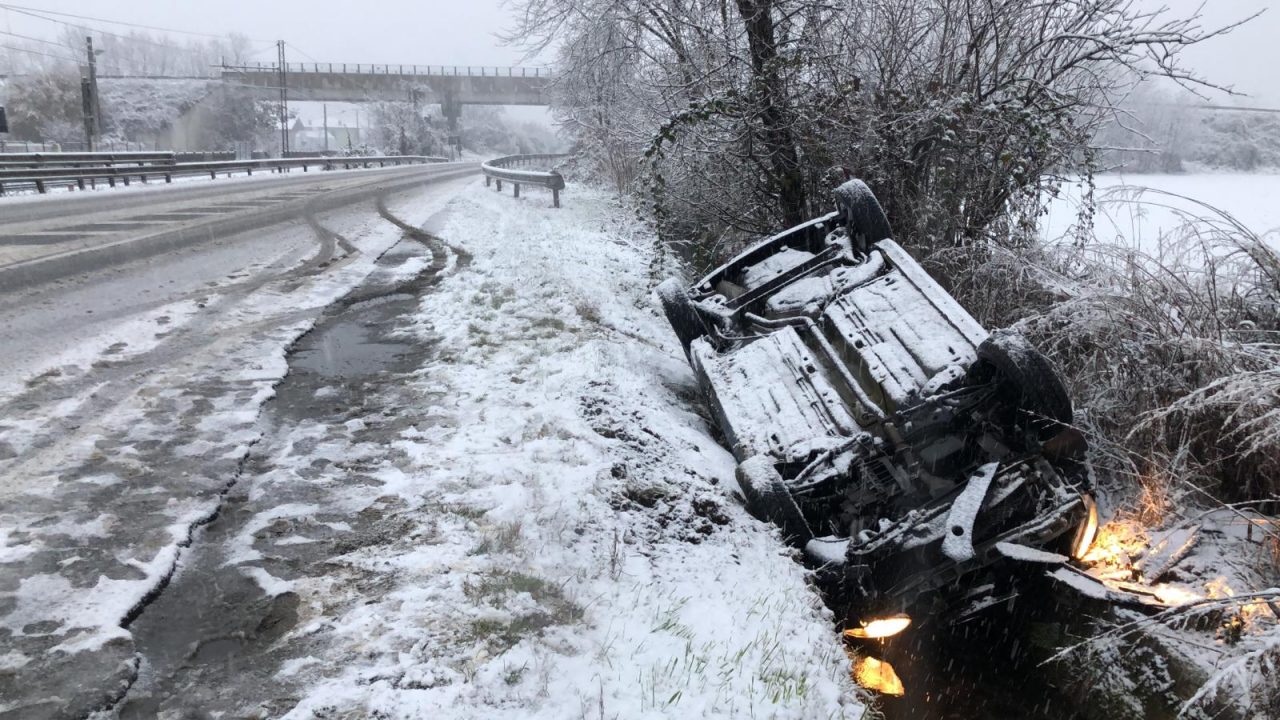 Massima allerta sulle strade, auto fuori strada per la neve