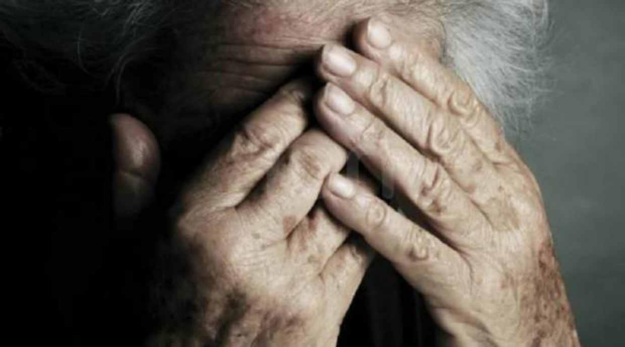 Vuole il denaro per drogarsi: picchia e maltratta l’anziana mamma