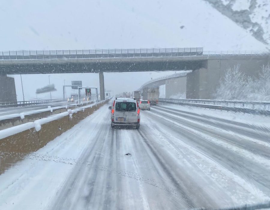 A4 e A21, code e rallentamenti a causa della neve