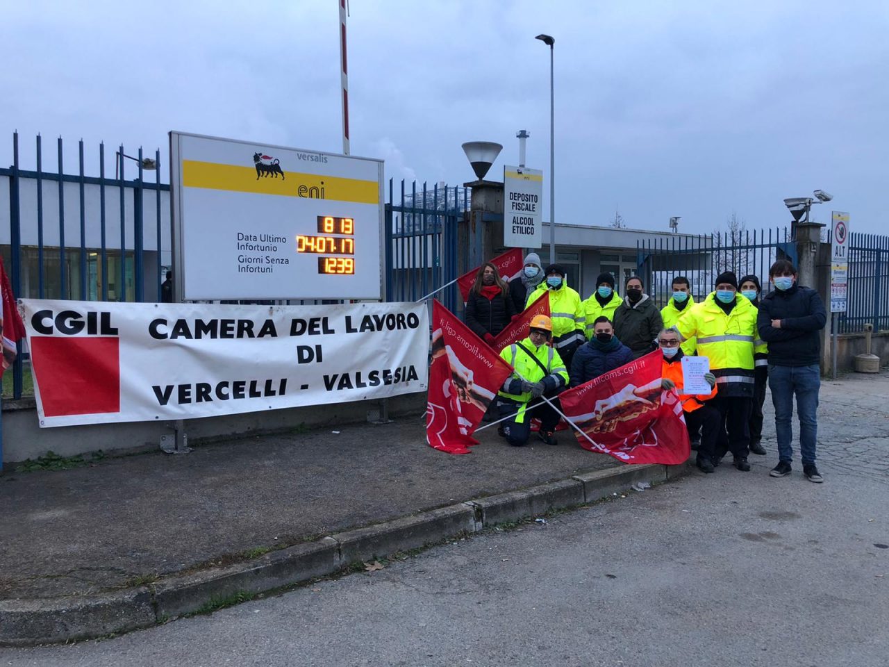 I dipendenti di Sicur2000 incrociano le braccia