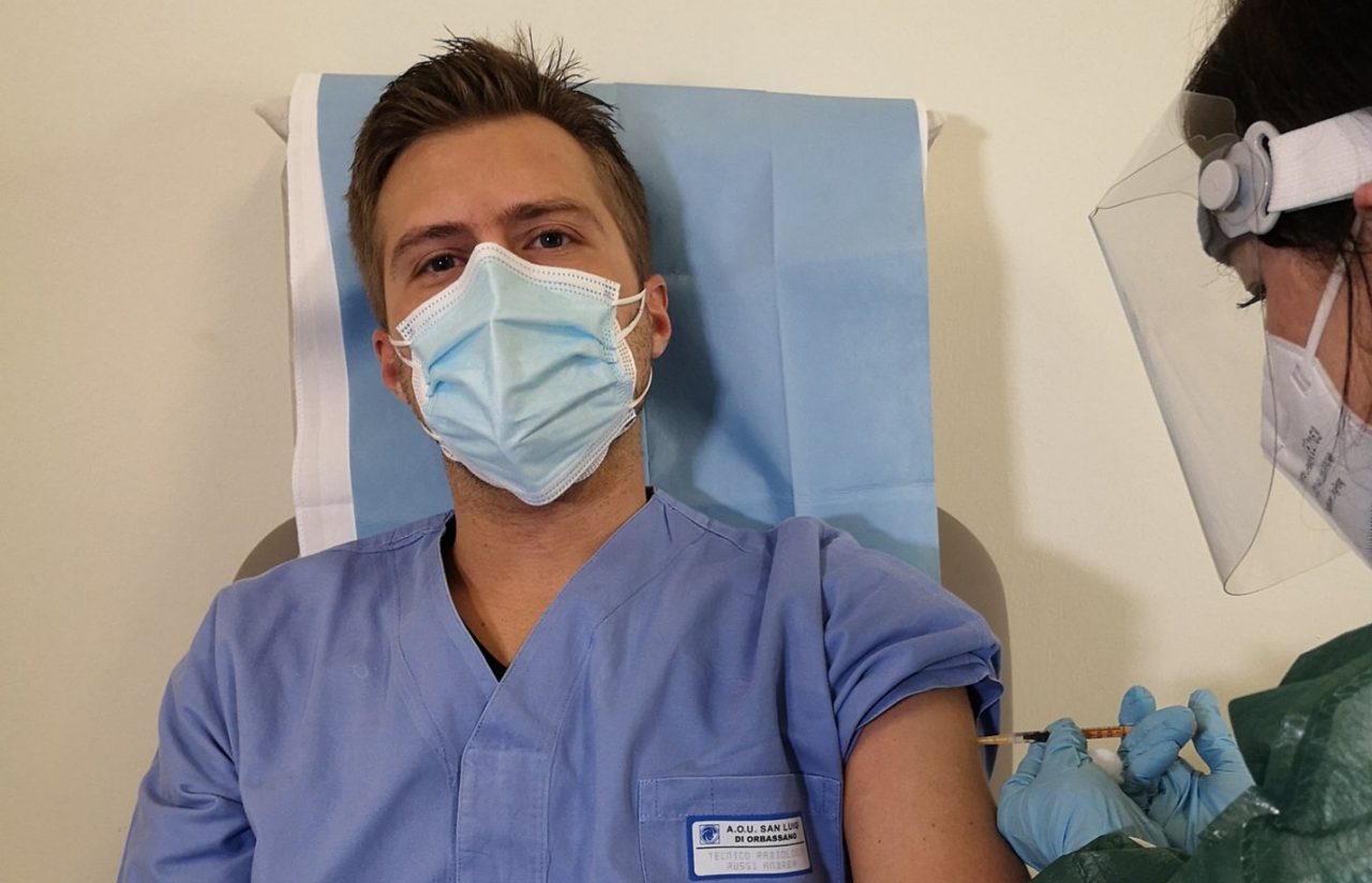 Vaccino Covid, fake news dei No Vax sull’infermiere e consigliere