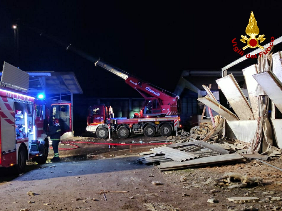 Crolla tetto di una stalla, all’interno sono rimaste intrappolate 120 mucche