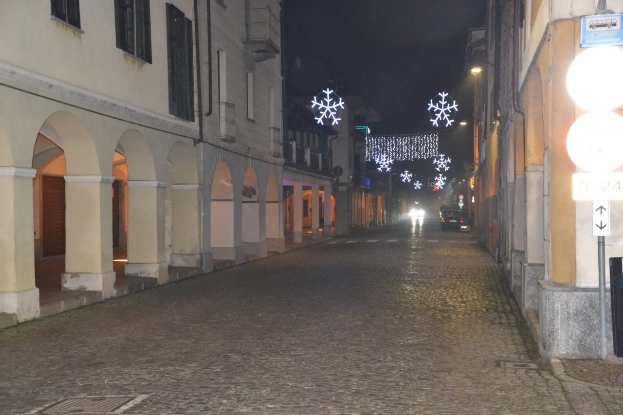 Il Comune spende 12 mila euro per le illuminazioni natalizie: è polemica