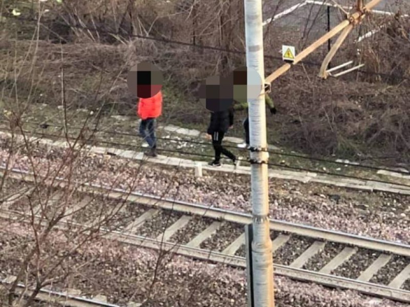 Sfidano la morte camminando lungo i binari