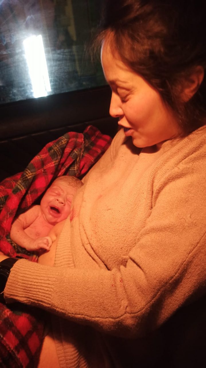 Partorisce in piena notte in mezzo alla strada, la piccola sta bene