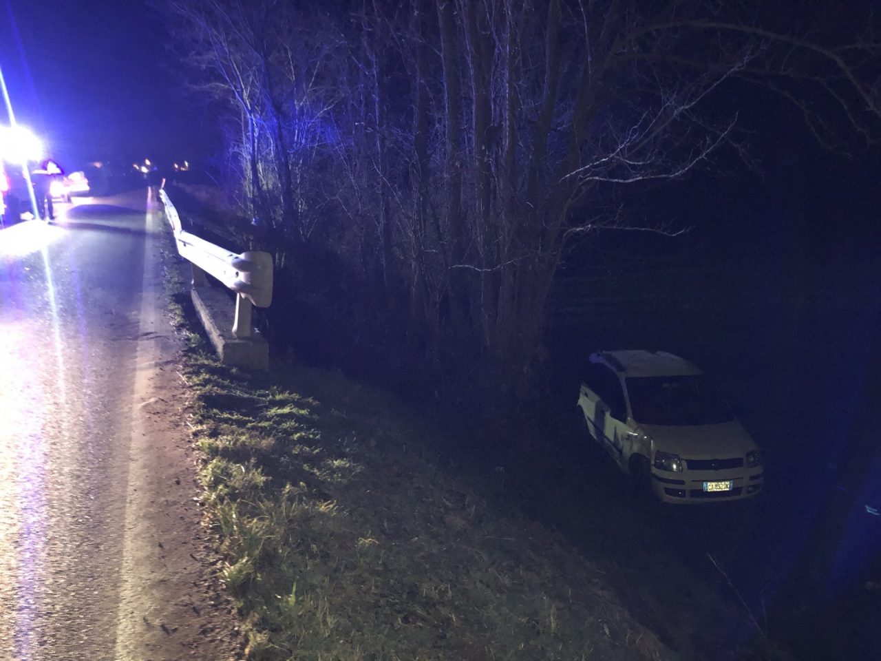 Schianto in collina: vola fuori strada con la Panda
