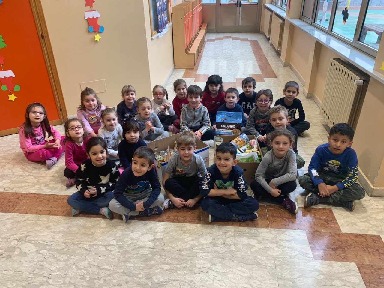 Il grande cuore dei bimbi per la Caritas e gli animali soli LE FOTO