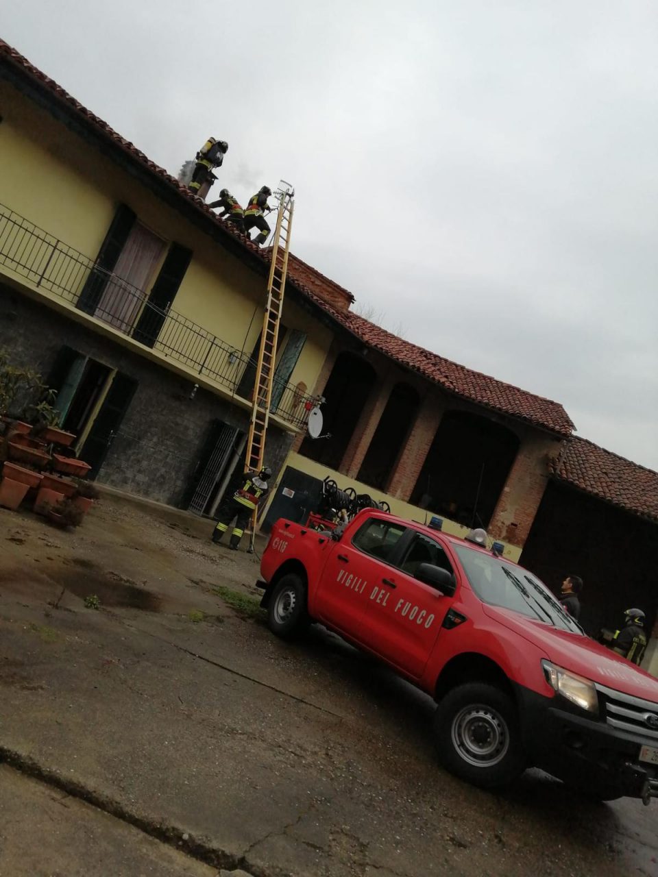 Incendio camino, i soccorsi LE FOTO