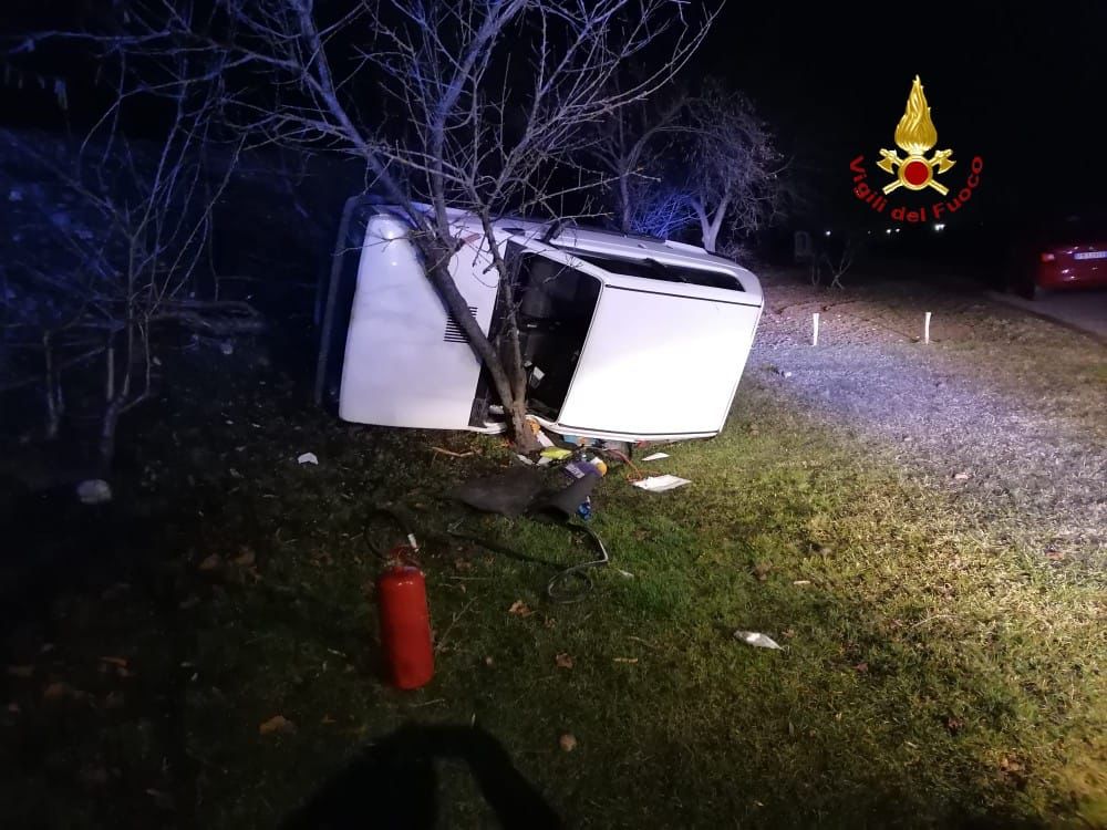 Fiat Panda si ribalta nei pressi del cavalcavia