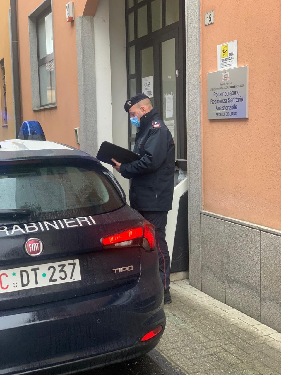 Infermiera non vuole vaccinarsi, interviene il marito che aggredisce verbalmente le colleghe