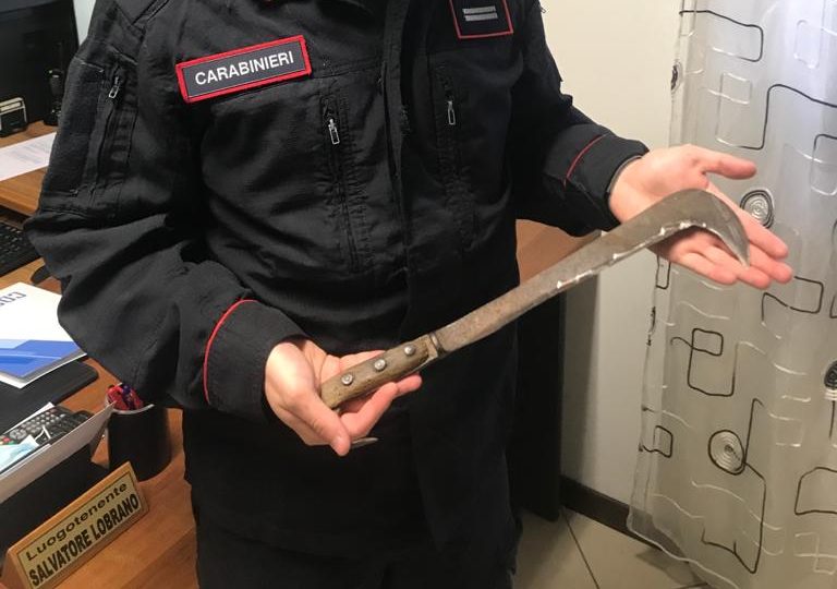 Dopo aver litigato con il barista gli sfascia il locale