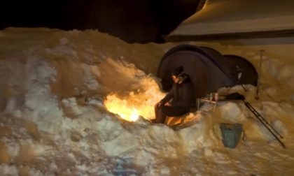 Dopo le Maldive di Milano, il video dalla notte in un igloo a -10