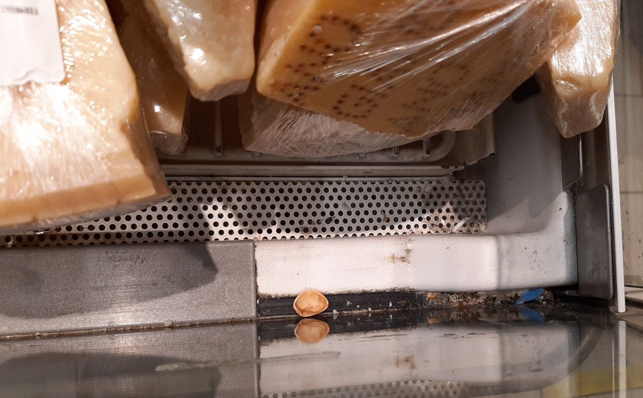 Polvere e capelli nei banchi frigo della carne e scarti di pesce sul pavimento LE FOTO