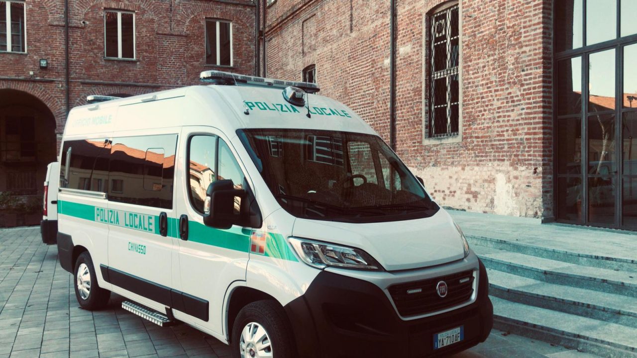 Nonno vigile colpito da un automobilista fuori da scuola