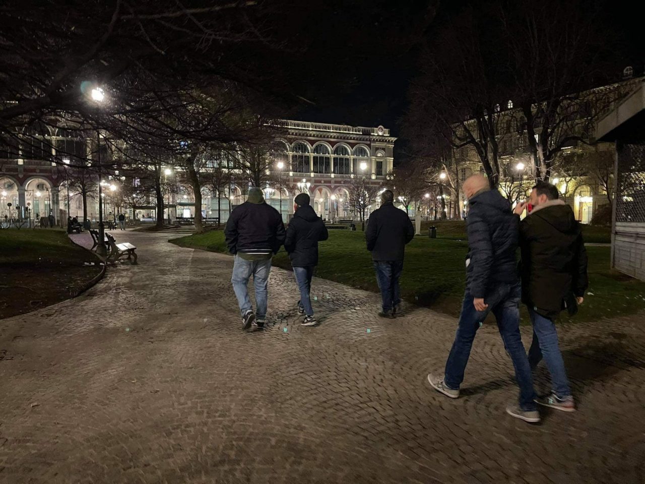 Ragazza minorenne aggredita in piazza da un uomo