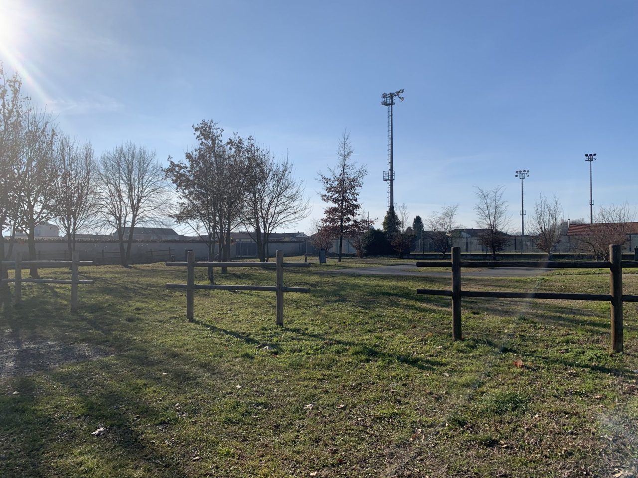 Un’area cani vicino al campo sportivo