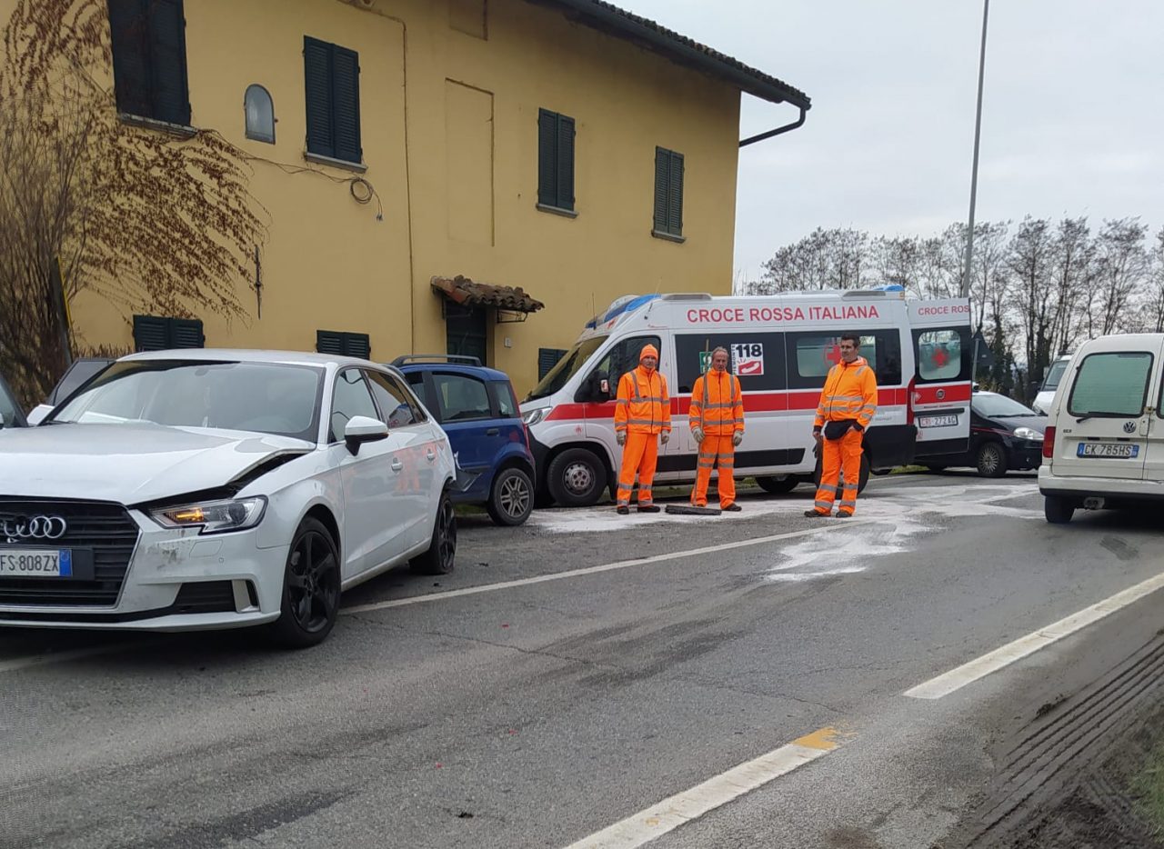 Scontro tra auto sulla 590, quattro feriti