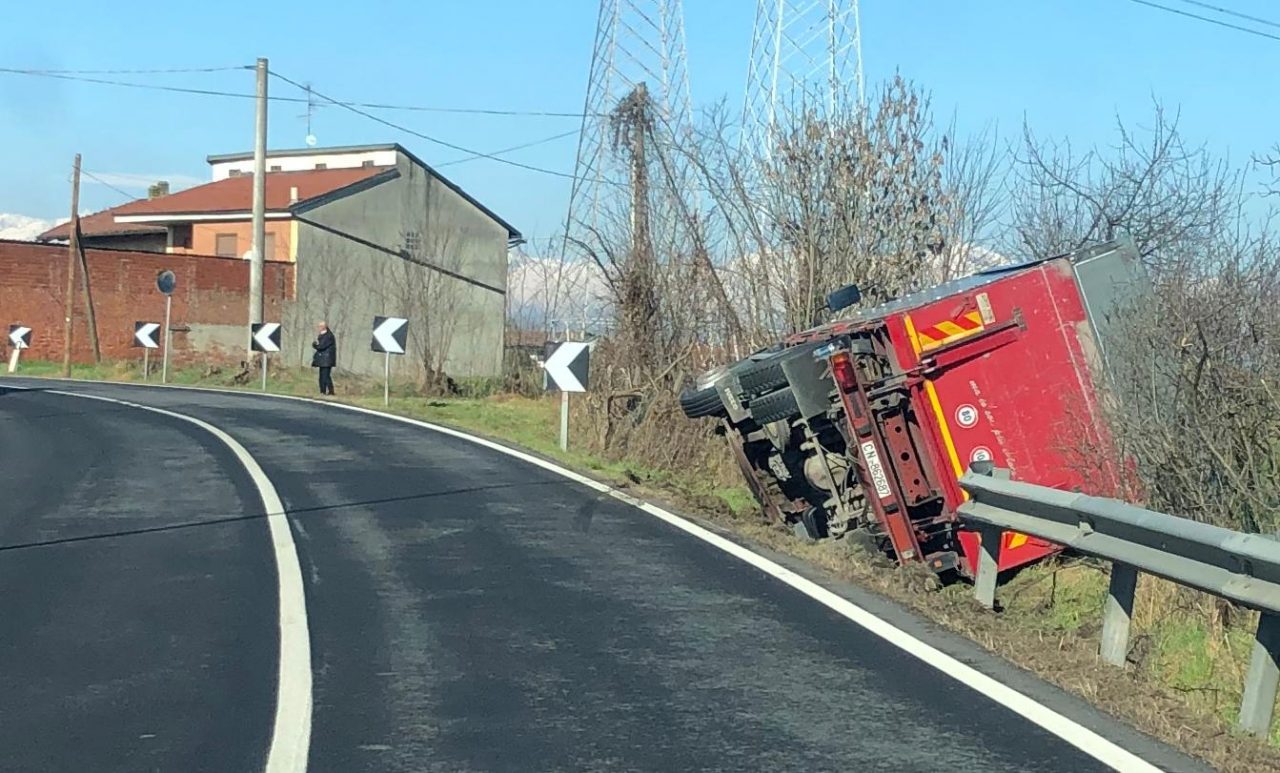 Camion fuori strada lungo la provinciale