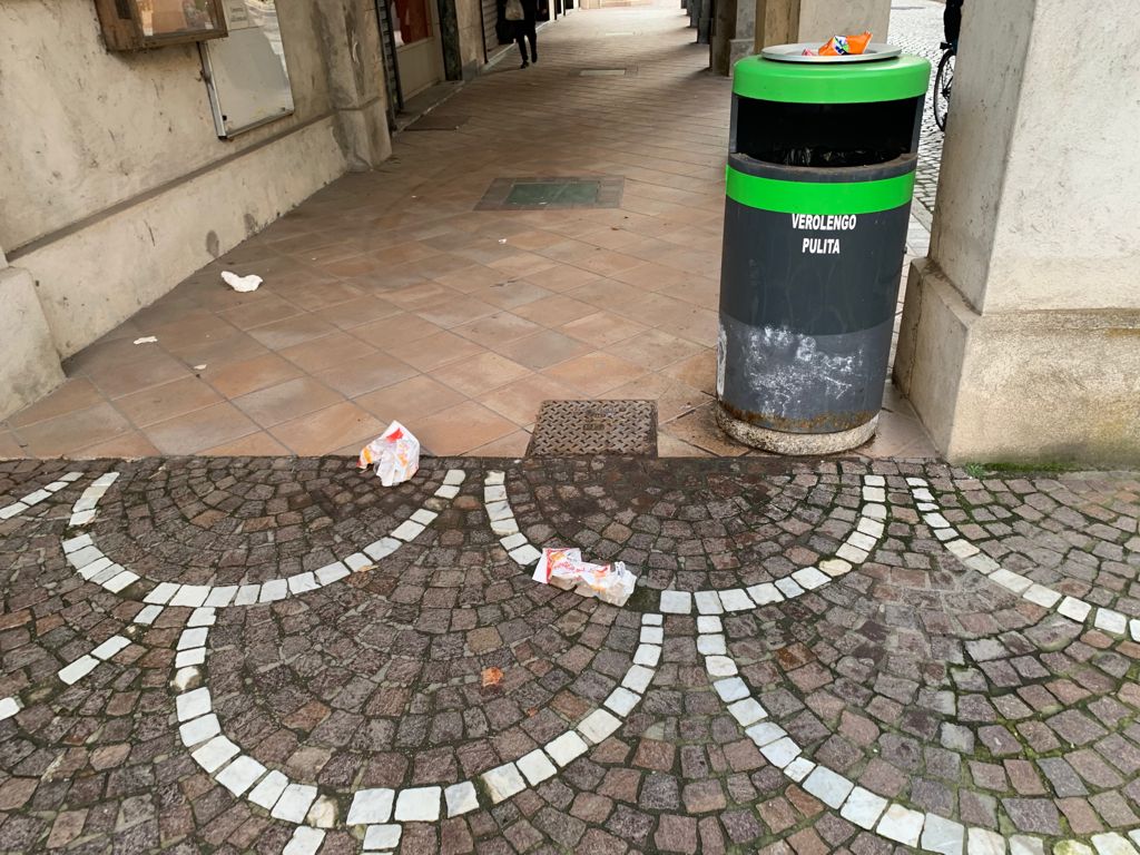 Spazzatura ed escrementi in centro: che vergogna