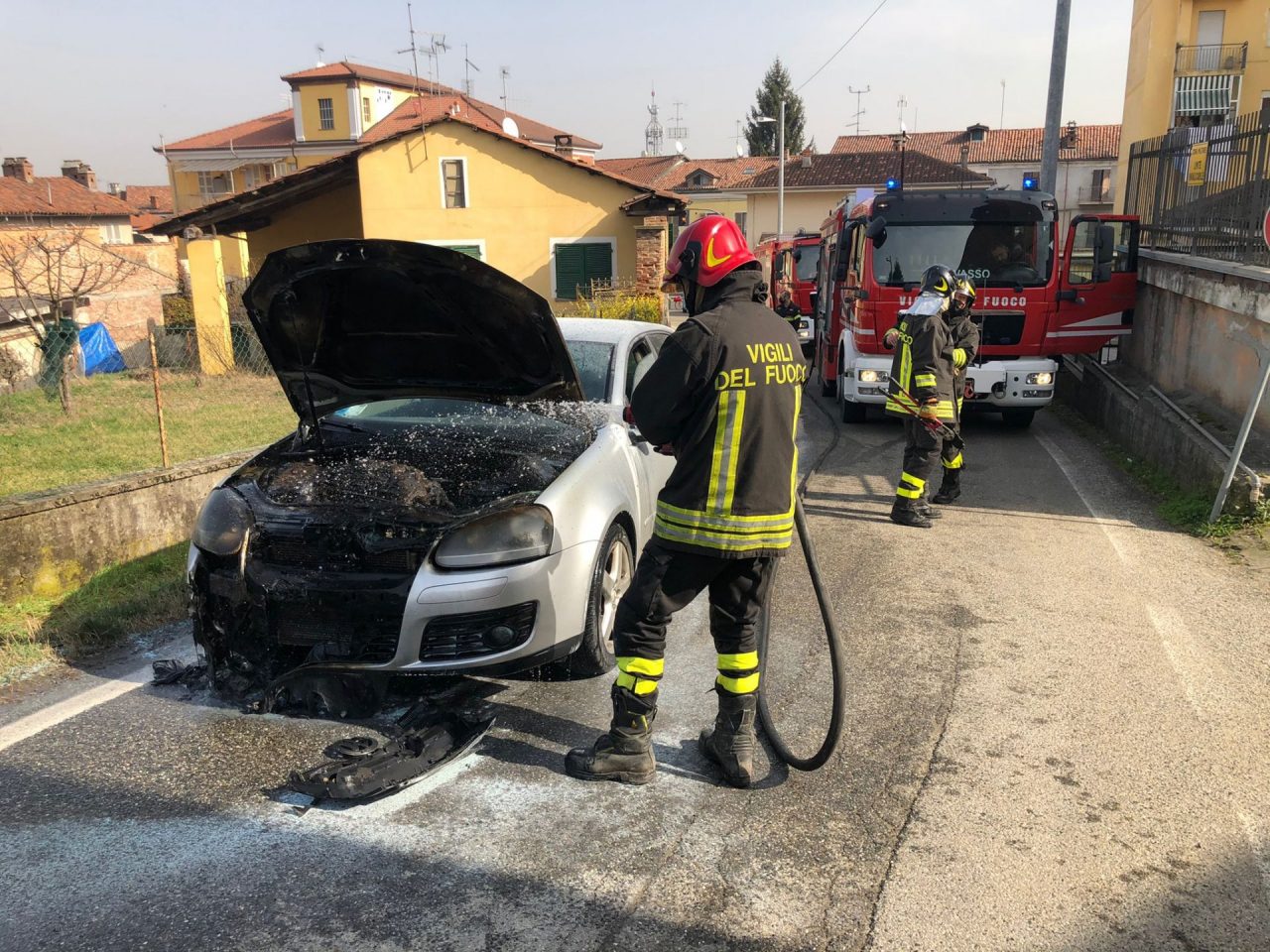 Auto in fiamme mentre viaggia