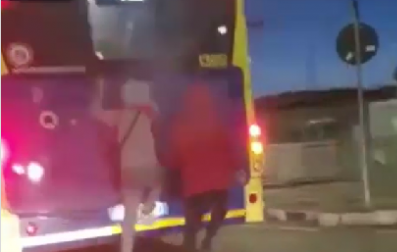Aggrappati all'autobus in corsa, il video di Torino diventa virale