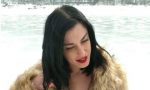 Attrice porno va al lago alla ricerca del pene gigante