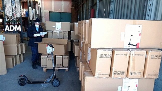 Bloccati alla dogana 370 monopattini elettrici non idonei