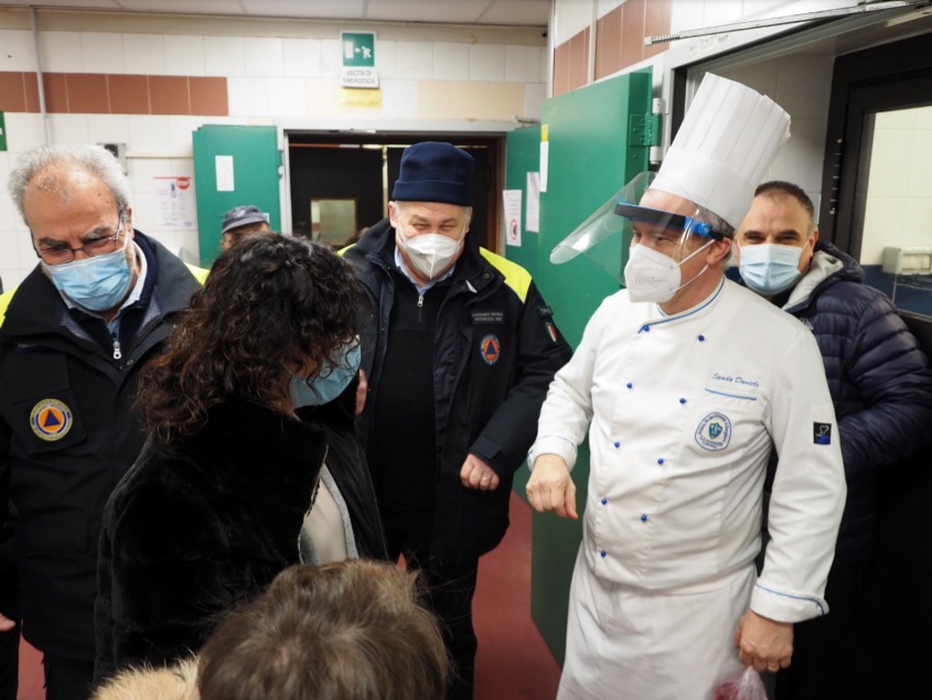 L’Alberghiero con gli Alpini dona pasti alle persone in difficoltà LE FOTO