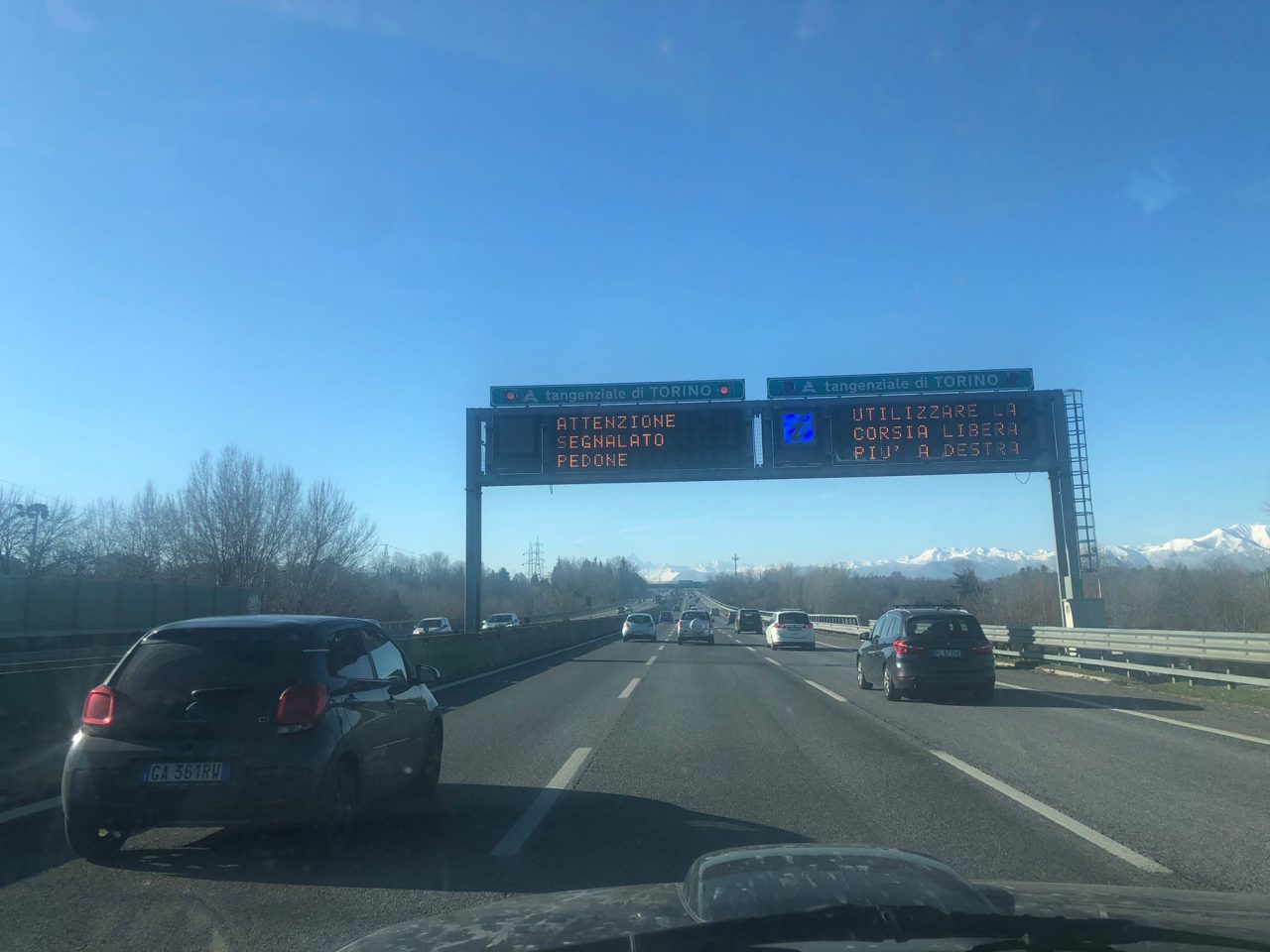 Donna cammina sulla terza corsia della A4