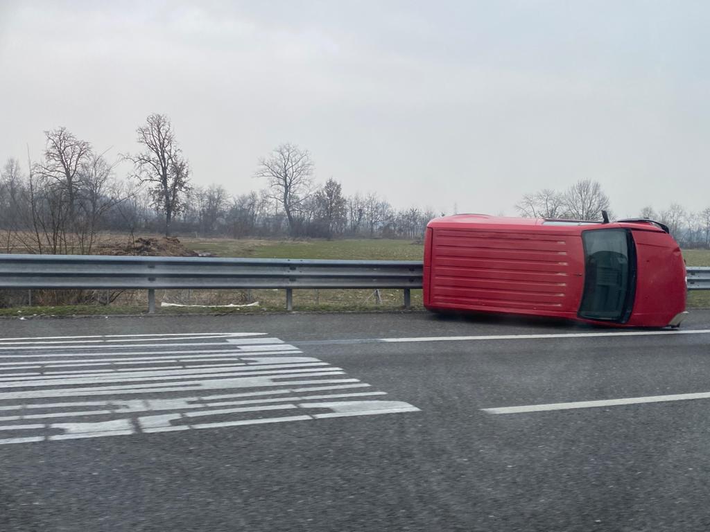 Autostrada A4,  furgone si ribalta all’altezza Brandizzo ovest