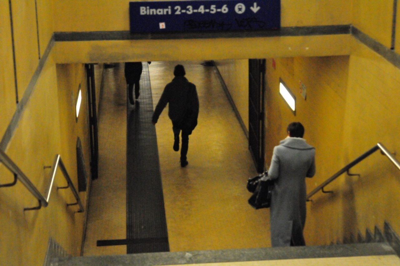 Finti carabinieri derubano tre giovani in stazione a Chivasso
