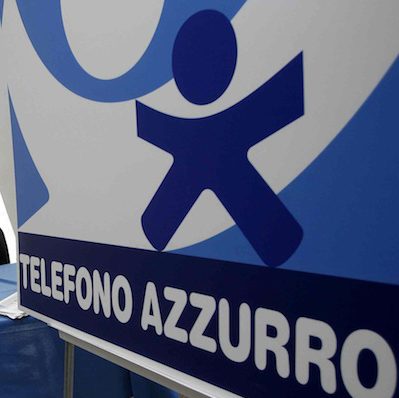 Sposa bambina si salva chiamando il Telefono Azzurro