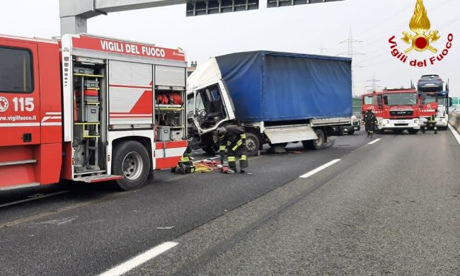 Incidente in tangenziale, camionista incastrato tra le lamiere