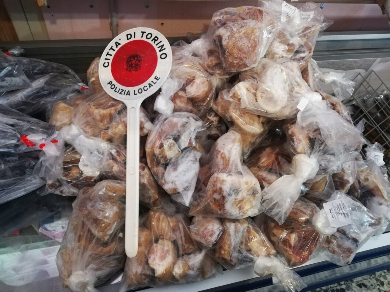 Carne e pesce mal conservati, blitz in un supermercato