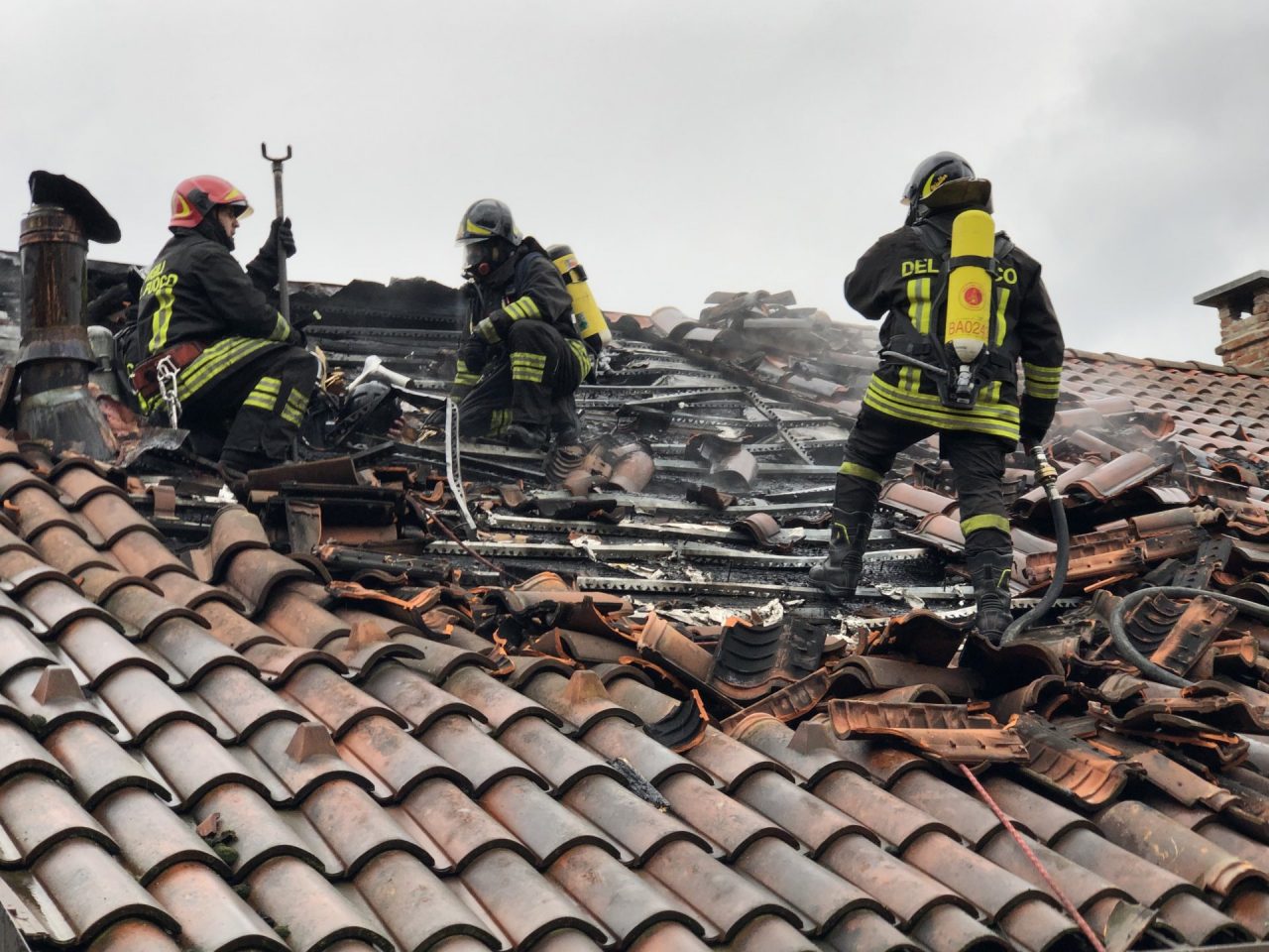 Brucia il tetto di una casa LE FOTO