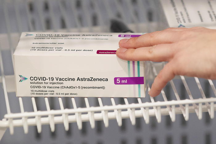 Docente morto, in Piemonte si riparte con la somministrazione del vaccino AstraZeneca
