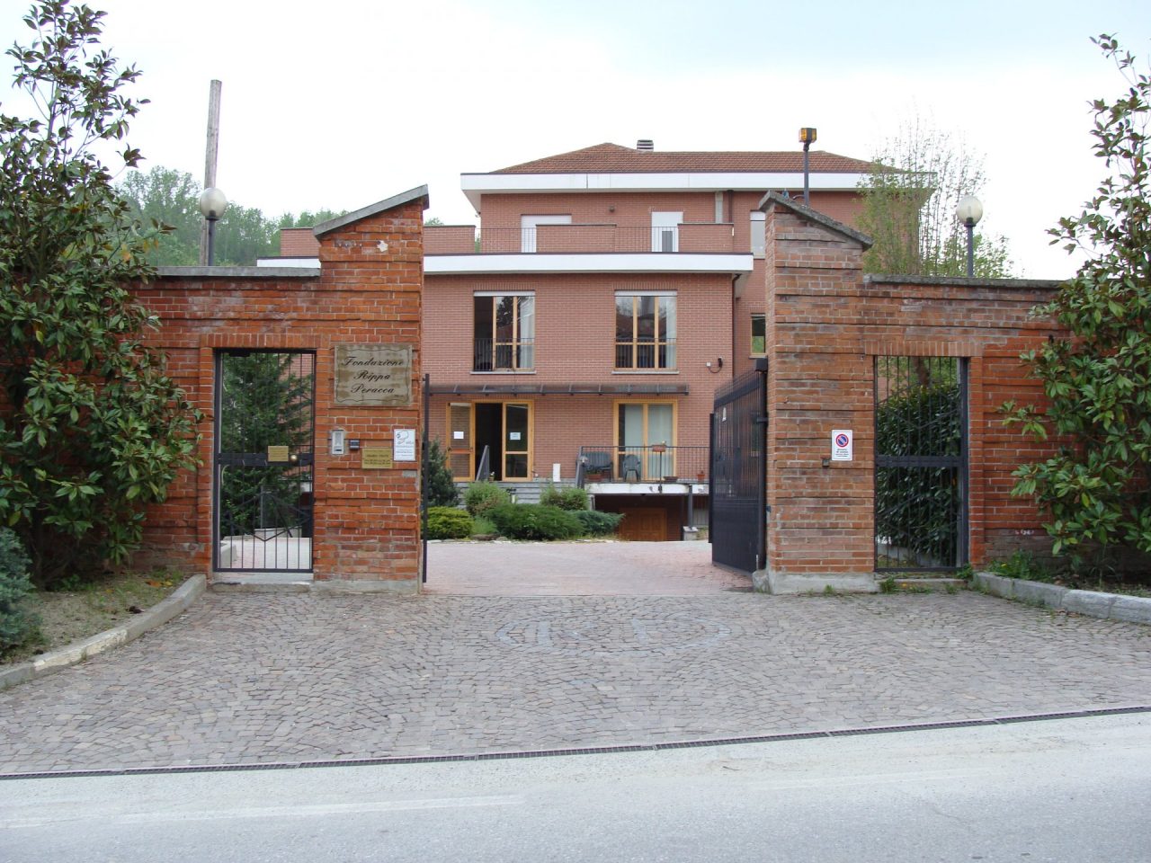 Vaccini in casa di riposo a parenti e amici, il presidente: “Non ne so nulla”