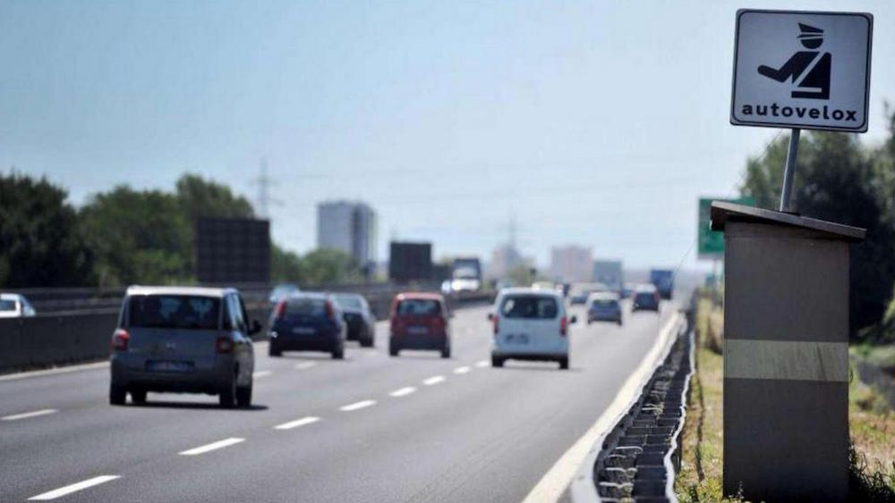 In autostrada ai 242 chilometri all’ora, patente ritirata e maxi multa