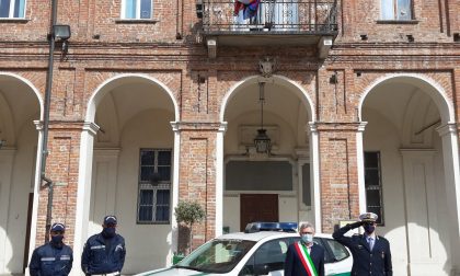 Il sindaco Castello osserva un minuto di silenzio per le vittime del Covid