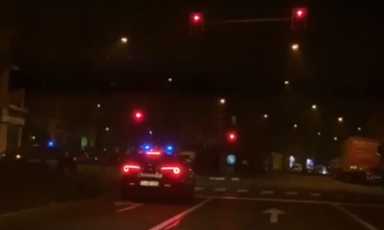 Ragazzino ruba l’auto della mamma e sperona quella dei carabinieri IL VIDEO