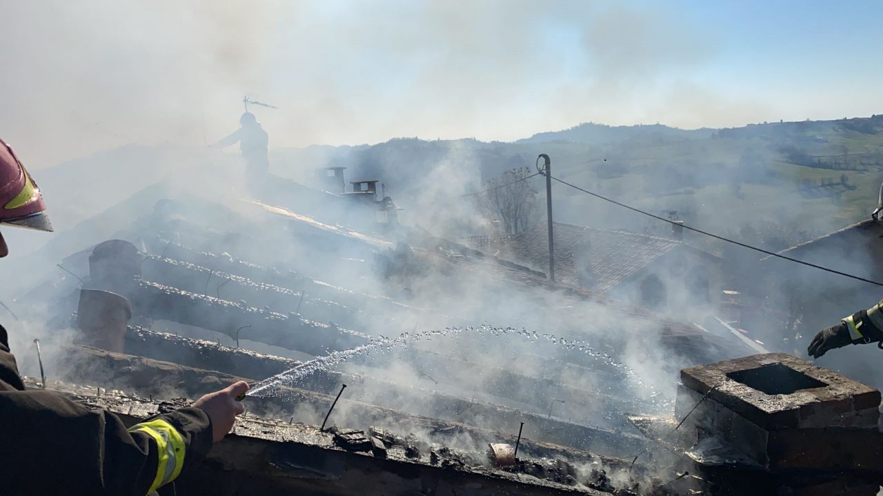 Incendio tetto in una casa in frazione