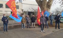 Lavoratori Ipb in protesta fuori dai cancelli