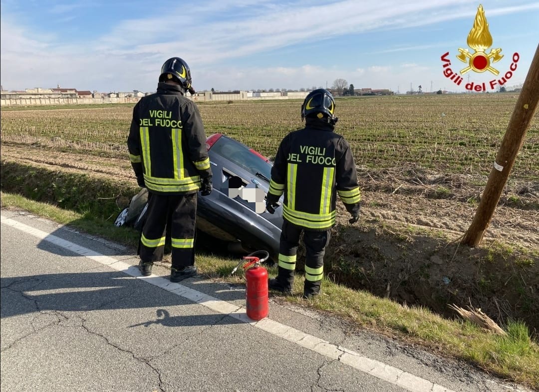 Auto finisce nel canale nella zona del cimitero LE FOTO