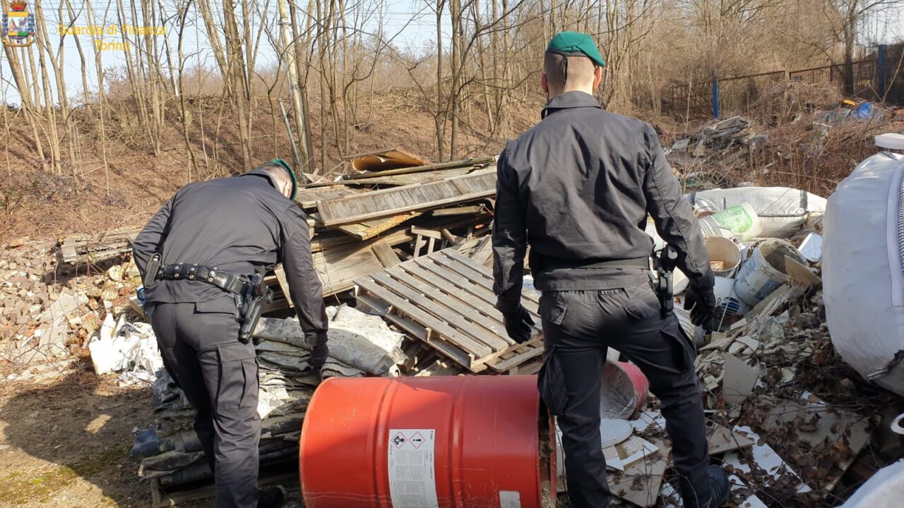 Discarica abusiva a Chivasso, sequestrato un capannone IL VIDEO